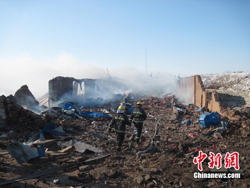 8��11ʱ��������ʡ�׳�����һ�����������ι�˾�̻����񴢴�ֿⷢ����ը���¹ʹ����2�����ѣ�4�����ˡ�����Ŀǰ����3��סԺ�۲죬�¹�ԭ����ʧ��������ڵ����ʵ�С�ͼΪ������Ա�ڱ�ը�ֳ����졣��Ӱ�����շ�(ͼƬ��Դ���й�������) 