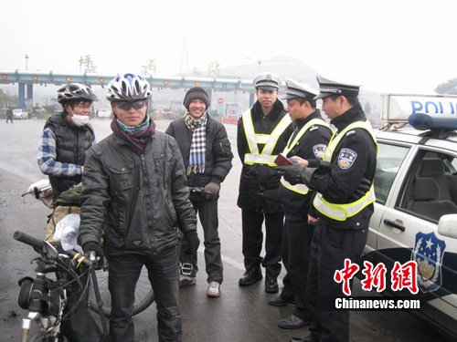 �����ﳵ�ϸ��ٹ�·�ؼҵĴ�ѧ������������
